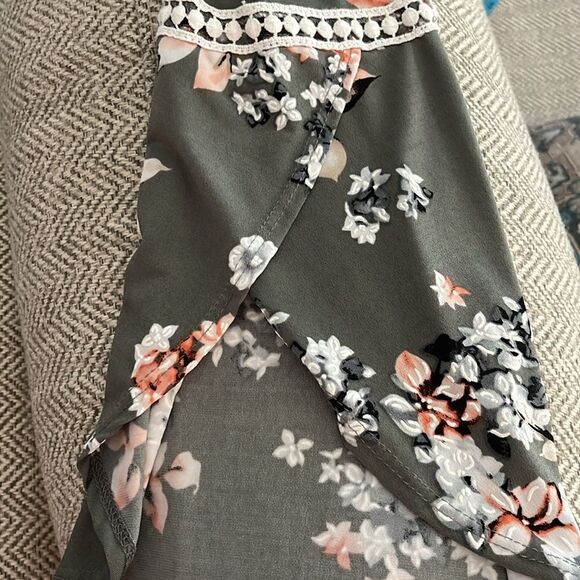 Amana Raised Floral Split Tulip Sleeve Lace Details Grey & Peach NWOT - Picture 8 of 9